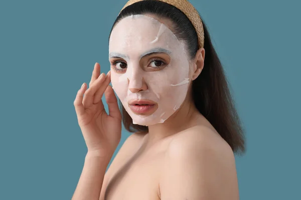 Ung Kvinna Med Sheet Mask Blå Bakgrund Närbild — Stockfoto
