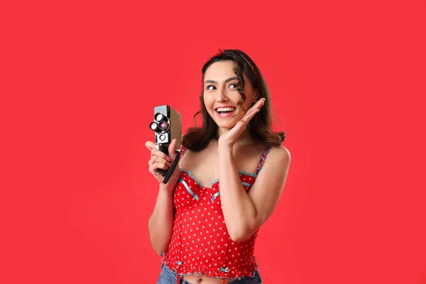 Young Pin Woman Retro Video Camera Red Background — Stock Photo, Image