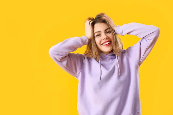 Sarı Arka Planda Leylak Kapüşonlu Mutlu Genç Kadın — Stok fotoğraf