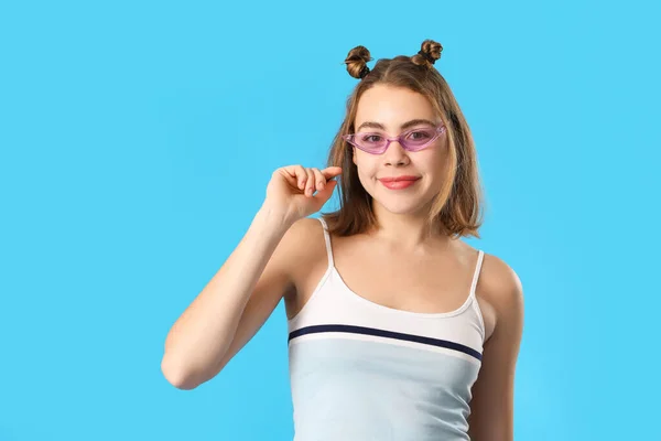 Jonge Vrouw Zonnebril Blauwe Achtergrond — Stockfoto