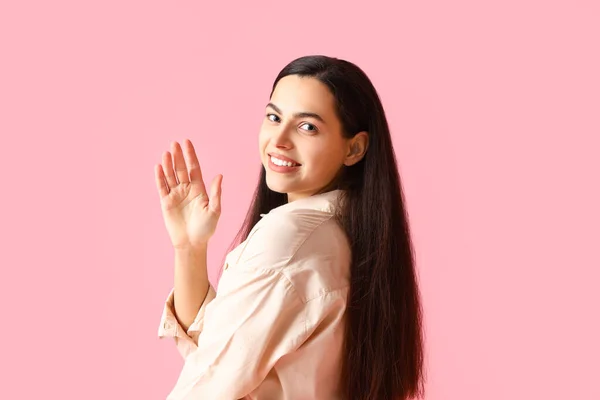 Jonge Vrouw Shirt Zwaaien Hand Roze Achtergrond — Stockfoto