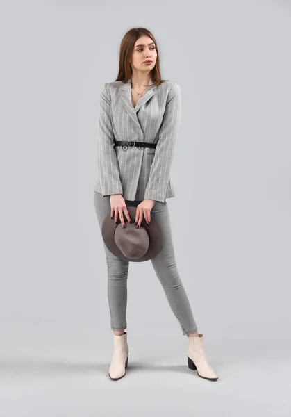Elegante Giovane Donna Giacca Jeans Con Cappello Sfondo Grigio — Foto Stock
