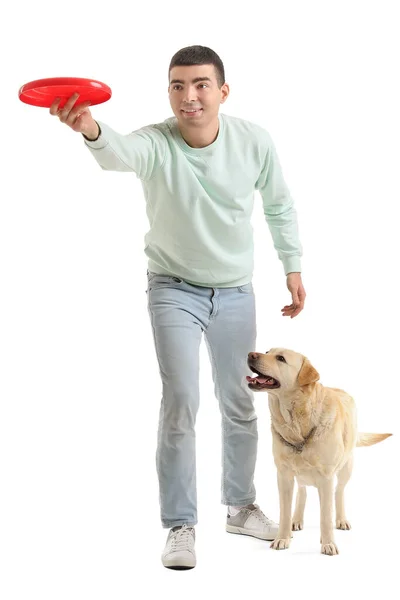 年轻男子与飞盘和可爱的拉布拉多狗的白色背景 — 图库照片