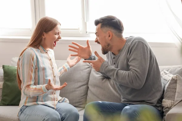 Wütendes Junges Paar Das Sich Hause Streitet Konzept Zur Häuslichen — Stockfoto