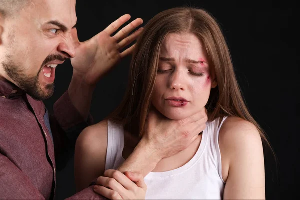 Θυμωμένος Νεαρός Που Κρατάει Μελανιασμένη Γυναίκα Του Από Λαιμό Σκοτεινό — Φωτογραφία Αρχείου