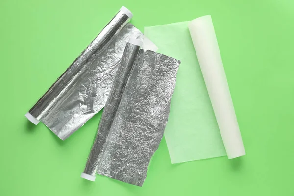 Sütőpapír Alumíniumfólia Tekercsben Zöld Alapon — Stock Fotó