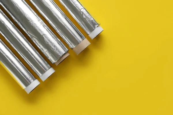 Rollos Papel Aluminio Sobre Fondo Amarillo Primer Plano — Foto de Stock