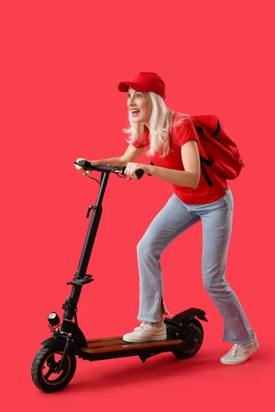Érett Futár Elektromos Kerékpár Piros Háttér — Stock Fotó