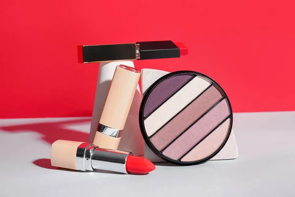 Podiums Lipsticks Eyeshadows Table Red Wall — Stock Photo, Image
