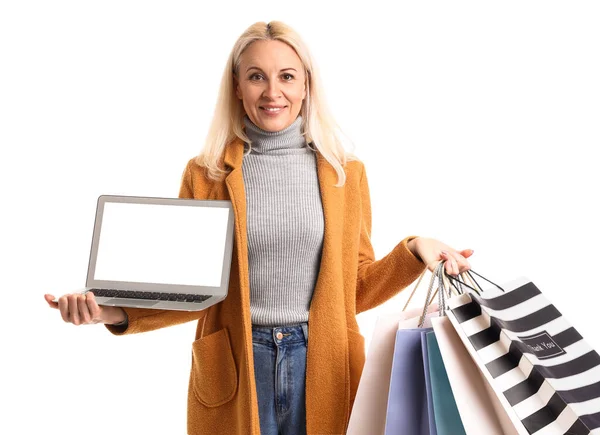 Rijpere Vrouw Met Laptop Boodschappentassen Witte Achtergrond — Stockfoto