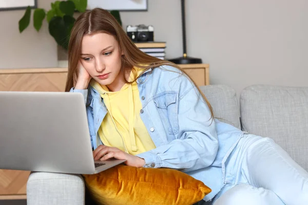 Menina Adolescente Cuidadosa Usando Laptop Sofá Casa — Fotografia de Stock