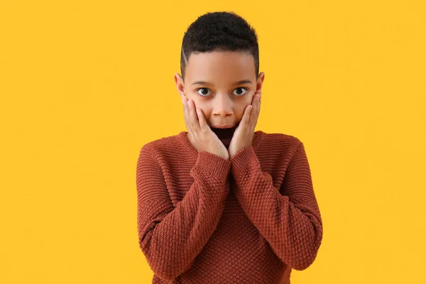 Малюк Афроамериканець Жовтому Фоні — стокове фото