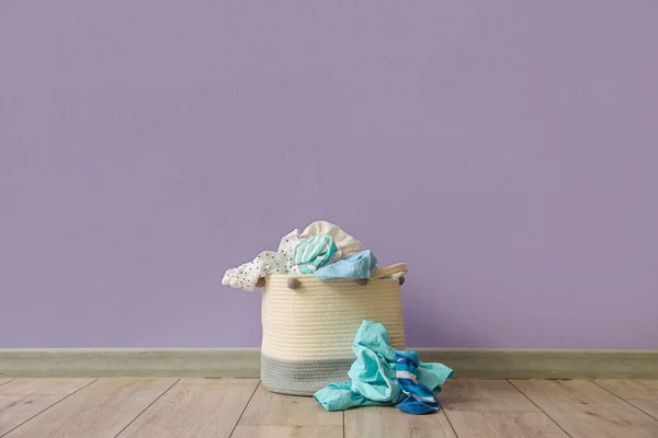 Basket Dirty Clothes Lilac Wall — Stock Photo, Image