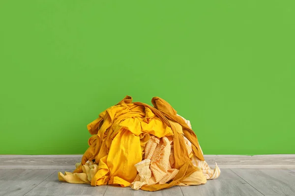 Куча Грязной Одежды Возле Зеленой Стены — стоковое фото