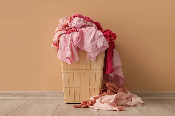 Basket Dirty Clothes Beige Wall — Stock Photo, Image
