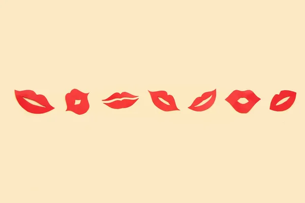 Lábios Papel Vermelho Fundo Bege — Fotografia de Stock