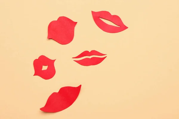 米色背景的红纸唇 — 图库照片