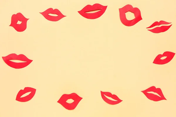 Frame Gemaakt Van Rode Papieren Lippen Beige Ondergrond — Stockfoto
