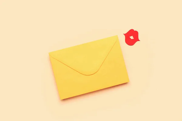 Envelope Paper Lips Beige Background — Stock Photo, Image
