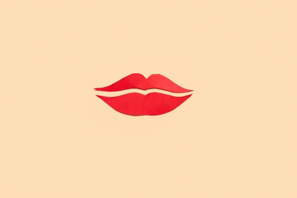 Κόκκινα Χείλη Χαρτιού Μπεζ Φόντο — Φωτογραφία Αρχείου