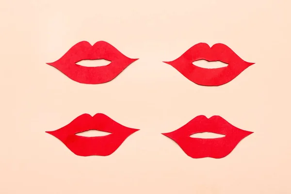 Rode Papieren Lippen Beige Achtergrond — Stockfoto