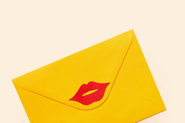 Bej Arkaplanda Kırmızı Kağıt Dudaklı Zarf — Stok fotoğraf