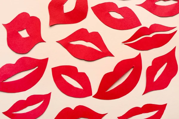 Rode Papieren Lippen Beige Achtergrond — Stockfoto