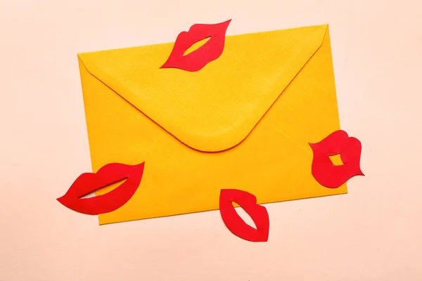 Envelope Red Paper Lips Beige Background — Stock Photo, Image