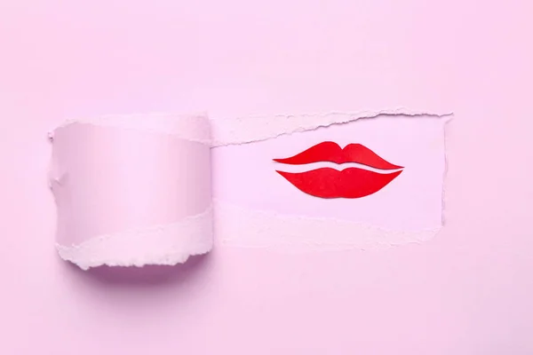 粉红纸片上的小孔可以看到红纸唇 — 图库照片