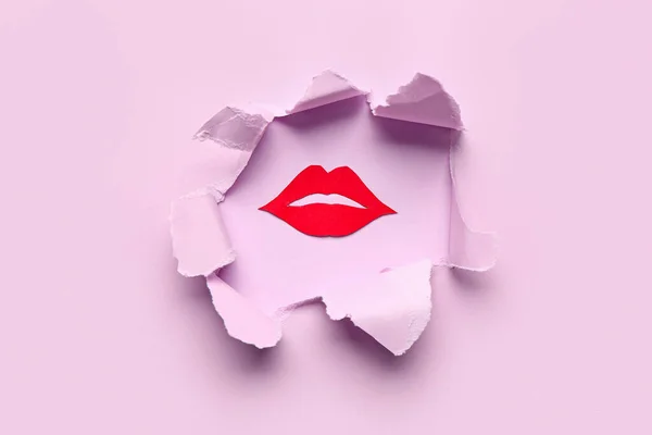 Rode Papieren Lippen Zichtbaar Door Gat Roze Papier — Stockfoto