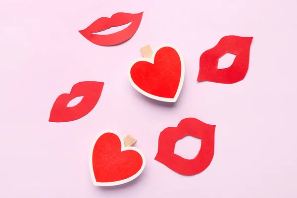 Lábios Papel Vermelho Com Corações Fundo Rosa — Fotografia de Stock