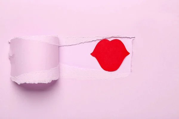 Lèvres Rouges Visibles Travers Trou Dans Papier Rose — Photo