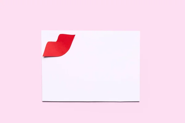 Folha Papel Branco Com Lábios Vermelhos Fundo Rosa — Fotografia de Stock