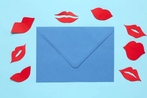 青い背景に赤い紙の唇で封筒 — ストック写真
