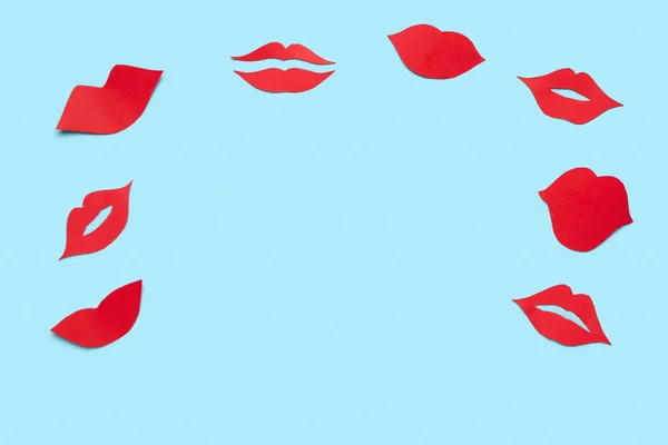 Frame Gemaakt Van Rode Papieren Lippen Blauwe Achtergrond — Stockfoto