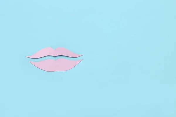 Lábios Papel Rosa Fundo Azul — Fotografia de Stock