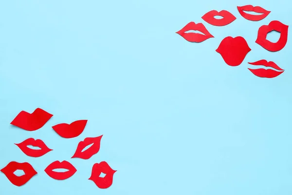 Frame Gemaakt Van Rode Papieren Lippen Blauwe Achtergrond — Stockfoto