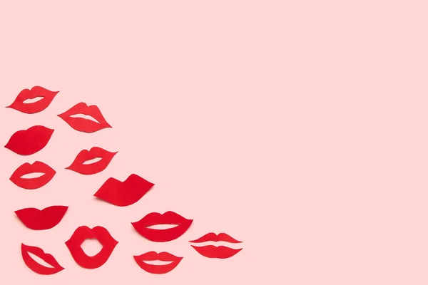 ピンクの背景に赤い紙の唇 — ストック写真