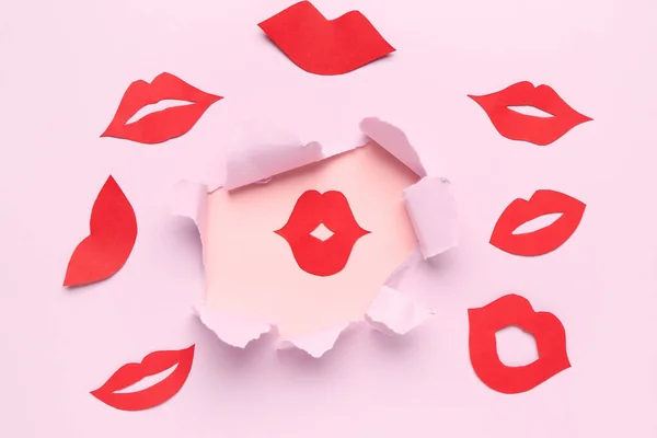 Rode Papieren Lippen Zichtbaar Door Gat Lila Papier — Stockfoto