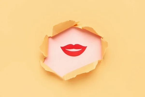 Czerwony Papier Usta Widoczne Przez Dziurę Żółtym Papierze — Zdjęcie stockowe