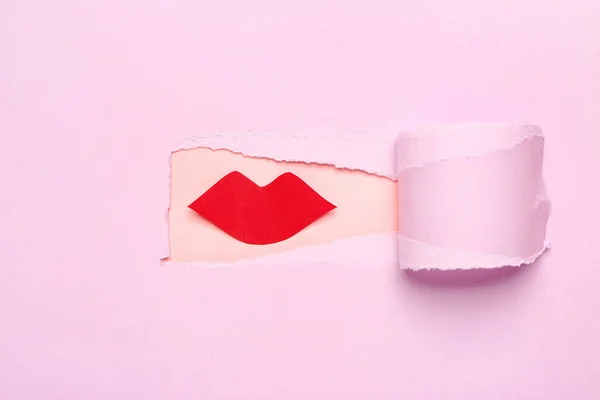 Lèvres Papier Rouge Visibles Travers Trou Dans Papier Lilas — Photo