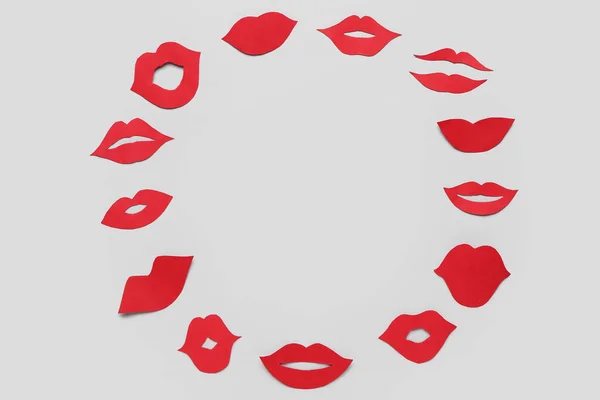 Frame Gemaakt Van Rode Papieren Lippen Lichte Ondergrond — Stockfoto