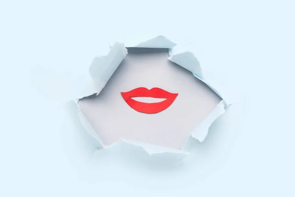 Lábios Papel Vermelho Visíveis Através Furo Papel Azul — Fotografia de Stock