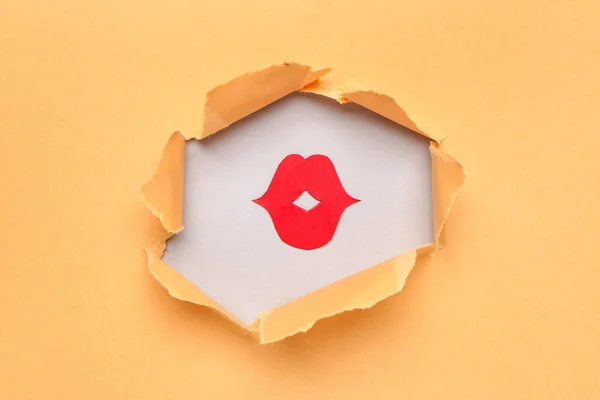 Червоні Паперові Губи Видно Через Отвір Жовтому Папері — стокове фото