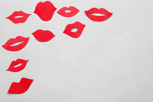 薄い背景に赤い紙の唇で作られたフレーム — ストック写真