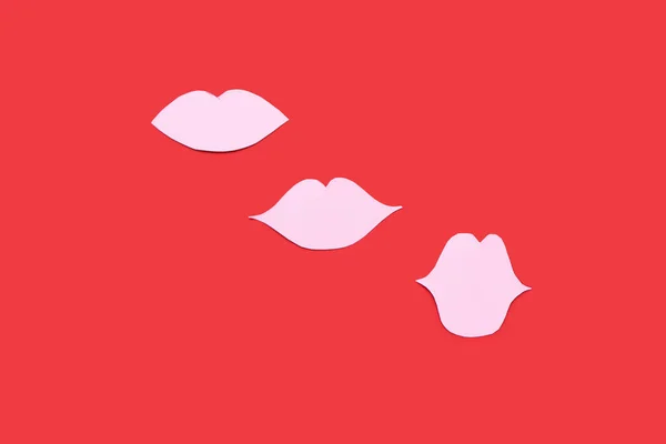 Lábios Papel Rosa Fundo Vermelho — Fotografia de Stock
