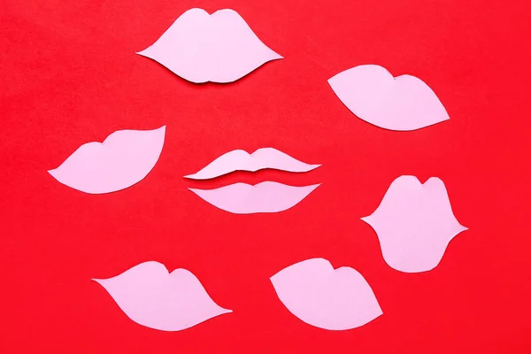 Różowy Papier Usta Czerwonym Tle — Zdjęcie stockowe