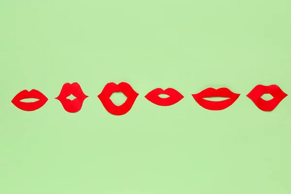 绿色背景的红纸唇 — 图库照片
