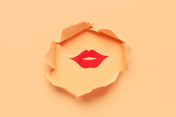 Rode Papieren Lippen Zichtbaar Door Gat Kleur Papier — Stockfoto