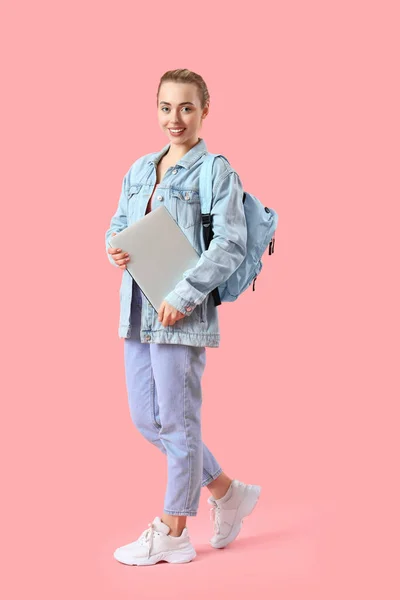 Vrouwelijke Student Met Laptop Roze Achtergrond — Stockfoto